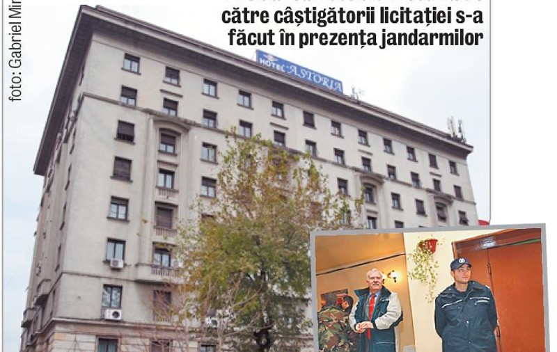 Jandarmii păzesc intrarea Hotelului Astoria