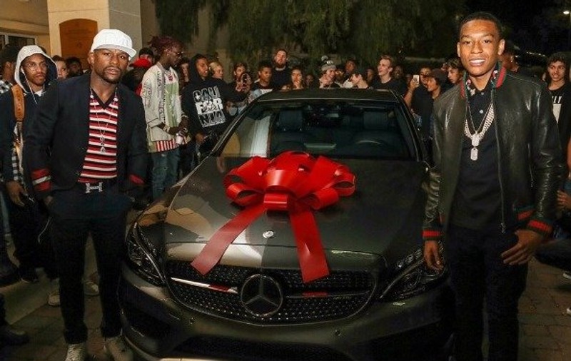 Floyd Mayweather i-a făcut cadou fiului său un super bolid. Puștiul a împlinit 16 ani