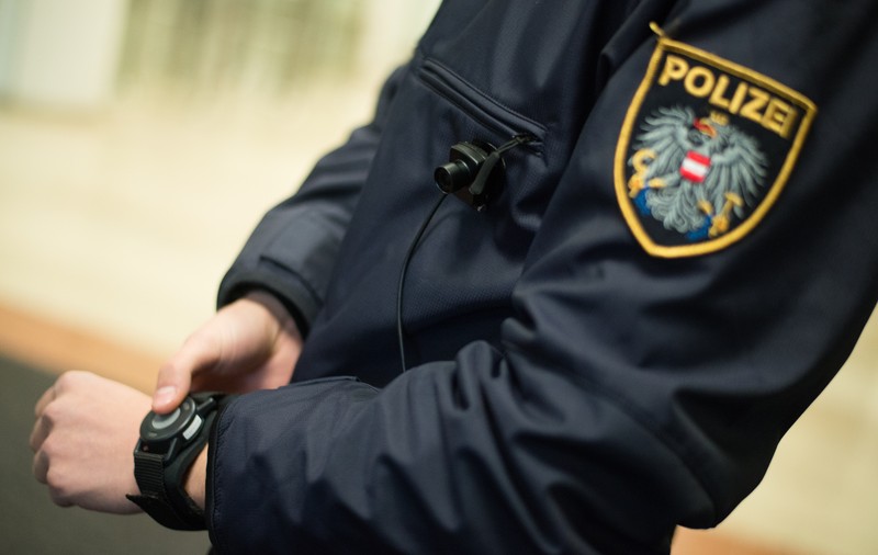 Un imigrant acuzat de viol a fost prins după ce și-a obligat victima să facă schimb de numere de telefon