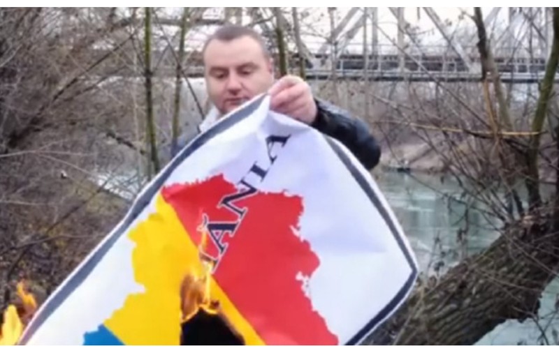 VIDEO | Liderul unui partid din Moldova a dat foc hărții României Mari în timpul vizitei președintelui Klaus Iohannis la Chișinău
