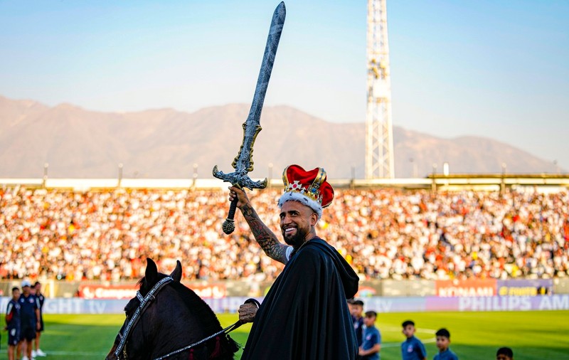 Arturo Vidal a apărut călare, cu o mantie și o sabie în mână în fața fanilor echipei Colo Colo, după ce a fost adus pe teren de un elicopter