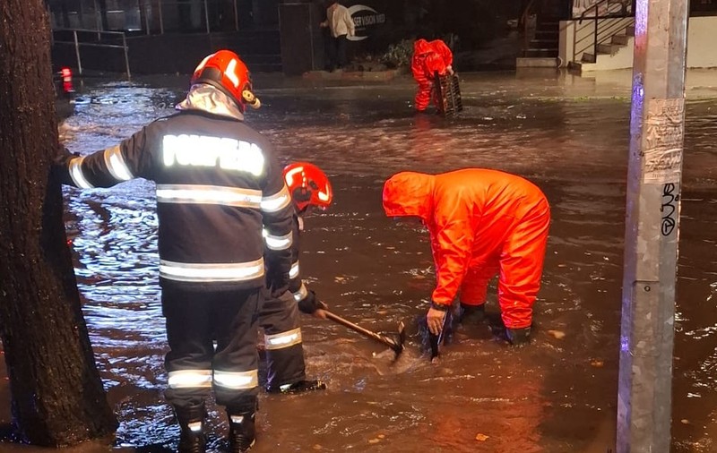 Străzi și bulevarde din Constanța, inundate după o ploaie torențială. O linie de autobuz a fost deviată
