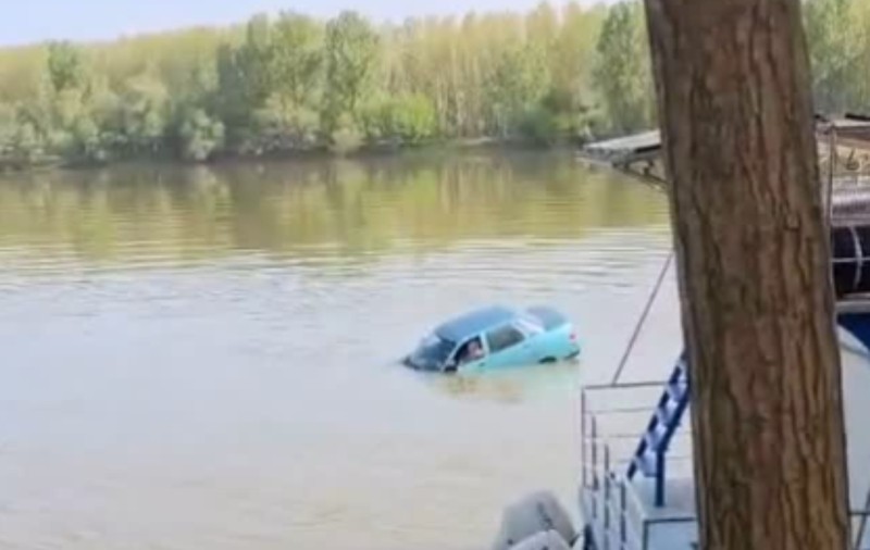Un bărbat a sărit cu mașina într-un râu, după ce a crezut că și-a omorât vecinul din greșeală