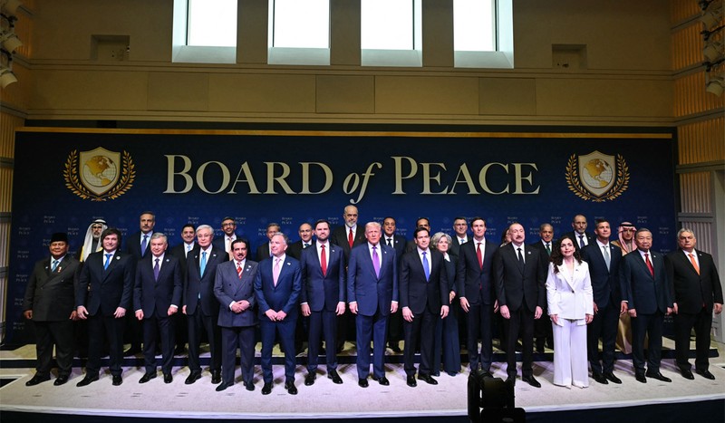 Președintele SUA, Donald Trump (C), flancat de vicepreședintele SUA, JD Vance (L), și de secretarul de stat al SUA, Marco Rubio (R), se alătură liderilor pentru o fotografie de grup în timpul reuniunii inaugurale a „Consiliului Păcii” la Institutul Păcii din SUA, în Washington, DC, pe 19 februarie 2026. Foto. AFP