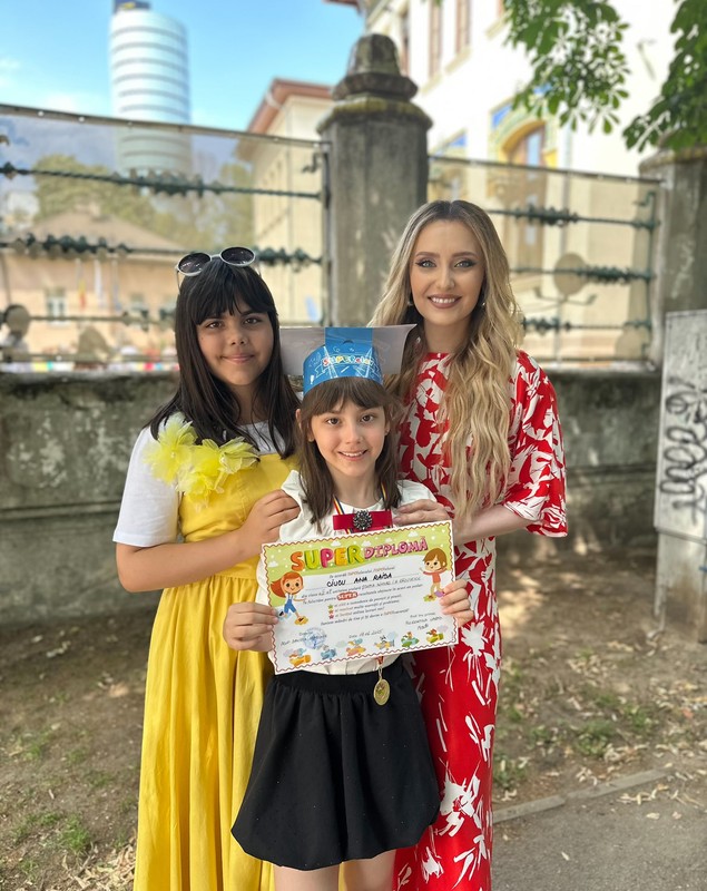 Cum a apărut Alina Sorescu la serbările fetițelor sale. Carolina a terminat clasa a IV-a, iar Raisa a încheiat clasa a II-a