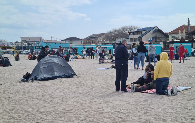 1 mai în Vama Veche, cu cazare la cort sau la 500 de lei pe noapte. „Sunt bani de făcut”