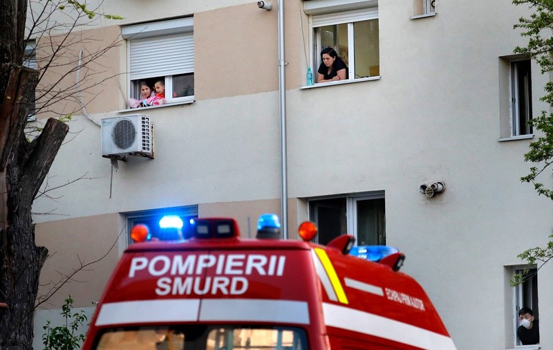 Fetiță de 12 ani găsită spânzurată în camera ei de fratele mai mic, la Cisnădie