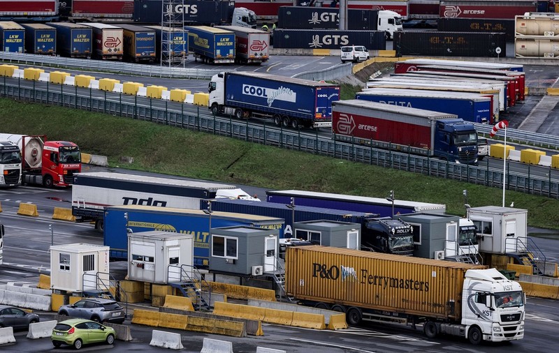 Patru șoferi români de TIR, treziți din somn și arestați pe loc, în Belgia, în portul unde aduceau containere pentru Marea Britanie