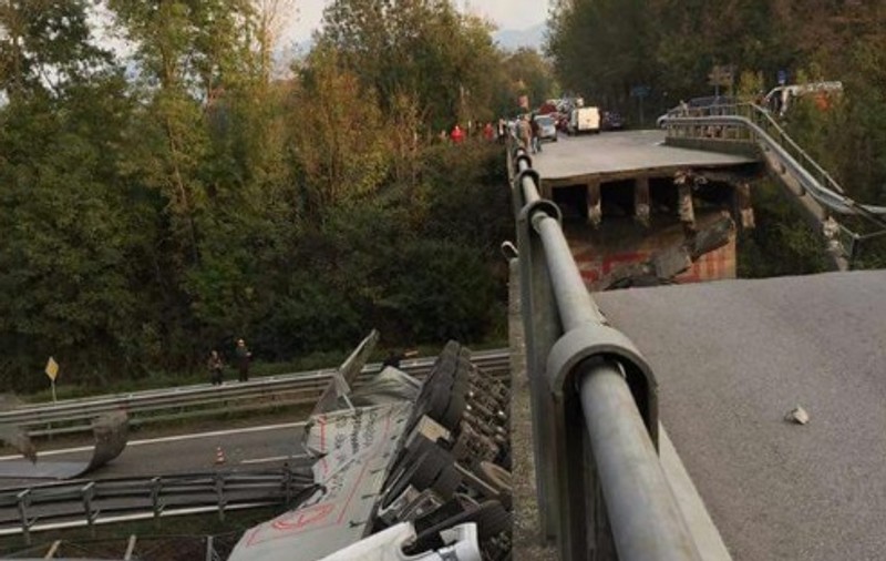 Accident în Italia. Un pod s-a prăbuşit peste o autostradă, sub greutatea unui TIR
