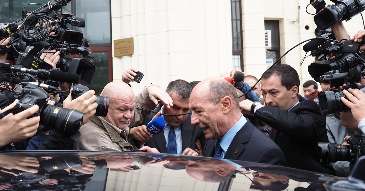 Traian Băsescu, asaltat de reprezentanți media la unul dintre termele procesului pe care l-a inițiat FOTO Ionuț Mureșan