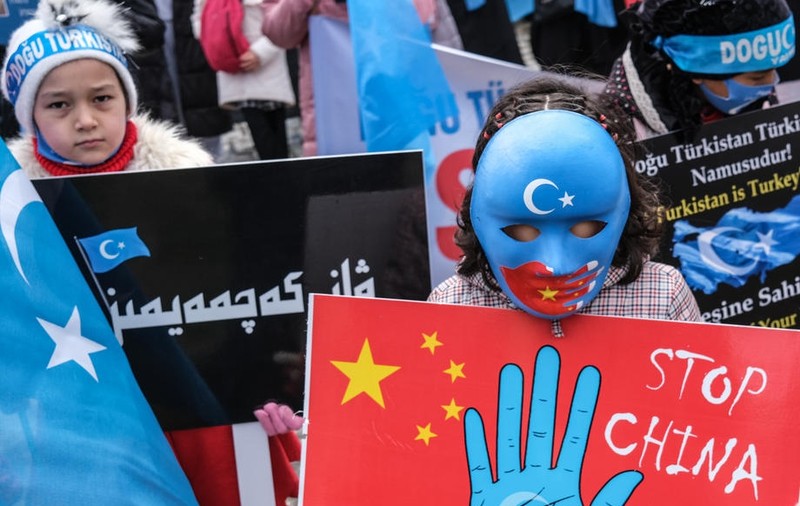 „Loviți-i până când vor cădea pe podea”. Un fost torționar povestește cum sunt chinuiți prizonierii uiguri în China