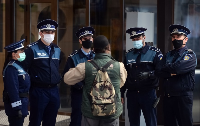 Razie a poliției în aproape 150 de locații din București. Au fost amendați cei care nu purtau mască