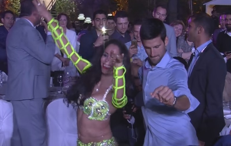 Novak Djokovici s-a dat în spectacol în Dubai. Sârbul a dansat din buric! / VIDEO