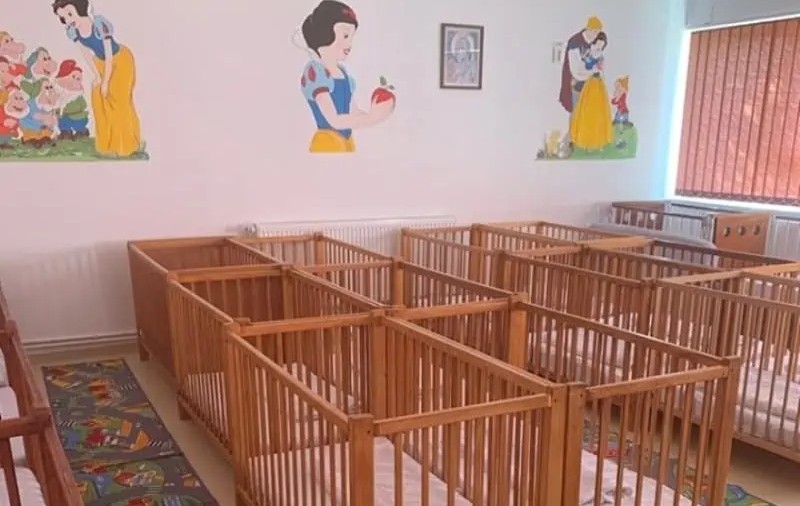 Educatoare din Pitești, condamnată cu suspendare după ce a strâns de gât o fetiță și a lovit un băiețel până i-a curs sânge din nas