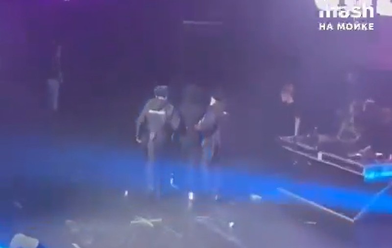 Un rapper rus de 15 ani, săltat de poliție de pe scenă și încătușat, în timpul unui concert din Sankt Petersburg | VIDEO