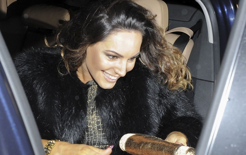PICIOARELE DESFĂCUTE au adus SENZAȚII PLĂCUTE! Kelly Brook, în IPOSTAZE INCENDIARE! Te bagă în boală! FOTO