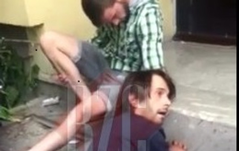Tineri drogaţi la intrarea în bloc. S-a întâmplat în Cluj. VIDEO
