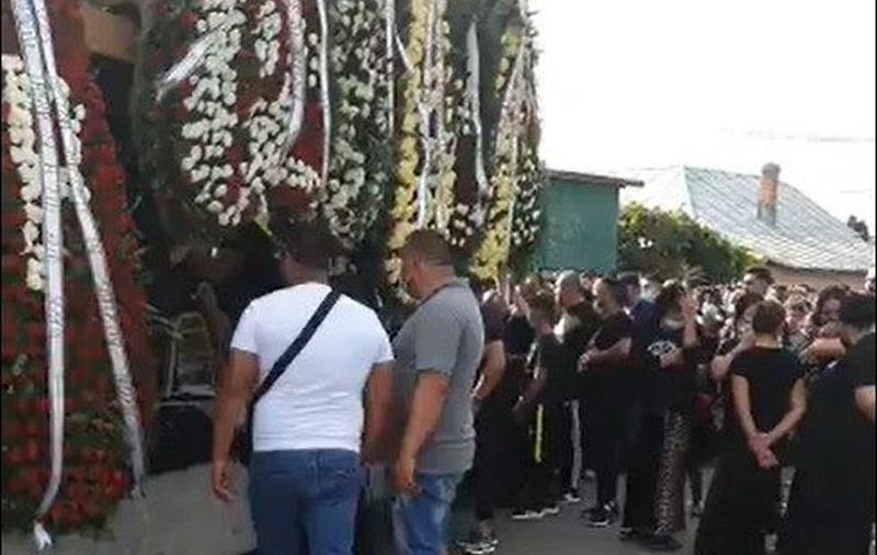Amenzi de 47.000 de lei după o înmormântare cu zeci de participanți