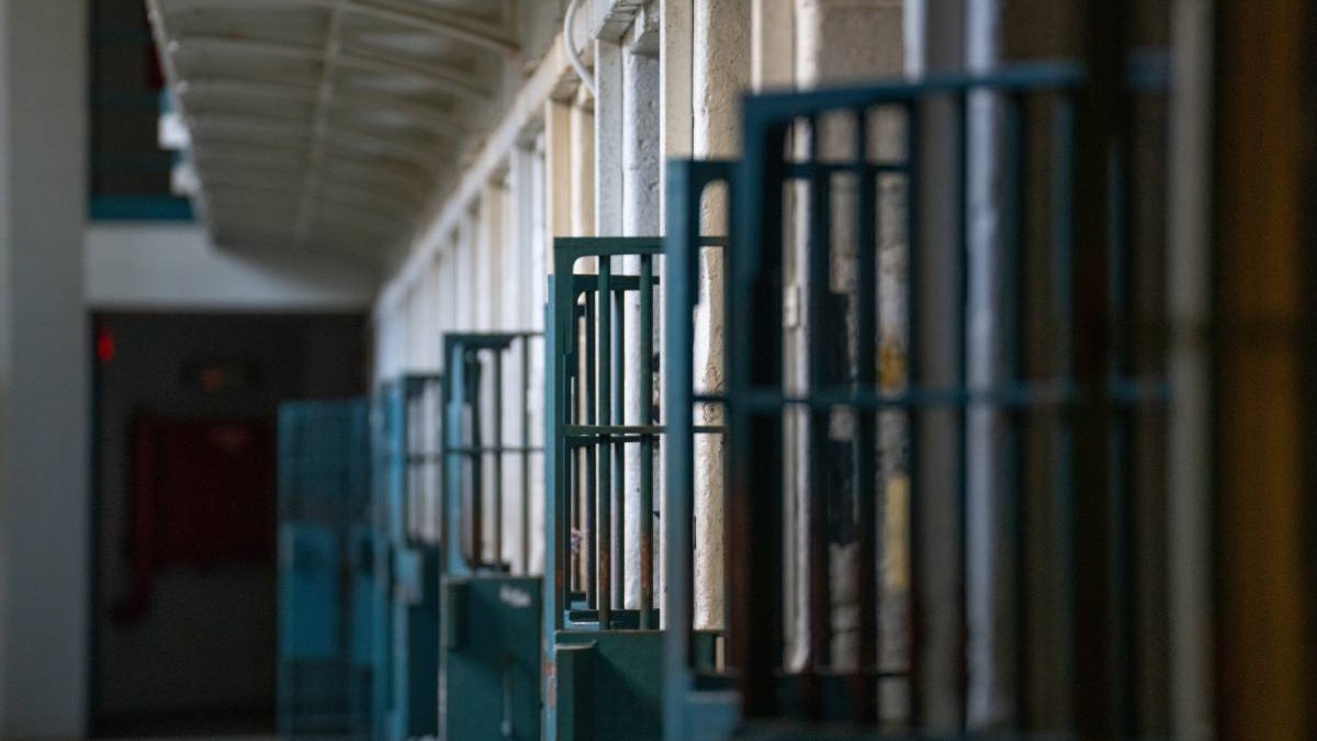 Holul gol al unui penitenciar, ușile cu gratii ale celulelor sunt deschise