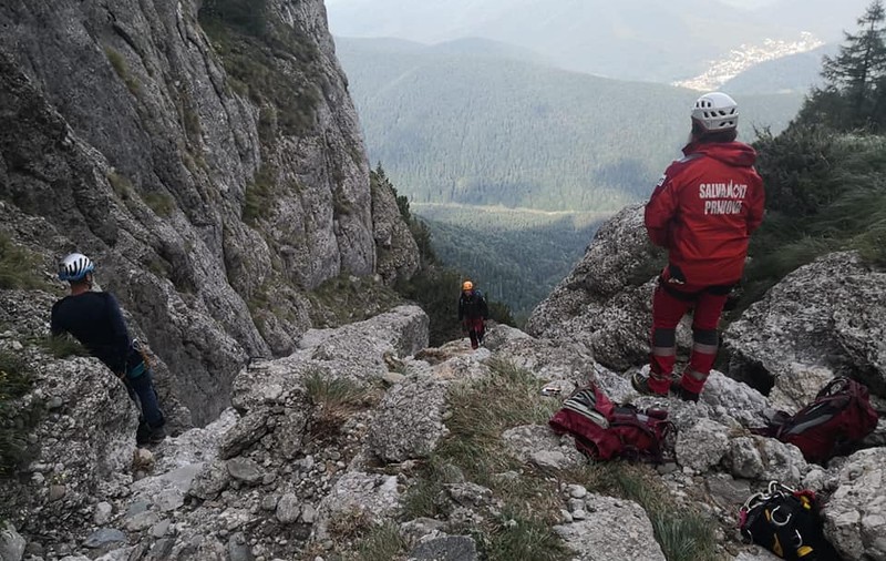 Salvamontiștii, chemați în Bucegi să salveze un alpinist cu mâinile rupte și traumatism la coloană, după o cădere