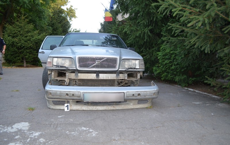 Și-a ”tunat” mașina cu mii de țigarete de contrabandă