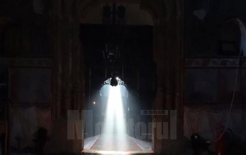 Lumina din biserica Pătrăuți, proiecție spectaculoasă de Crăciun. Minunea se întâmplă numai la marile sărbători