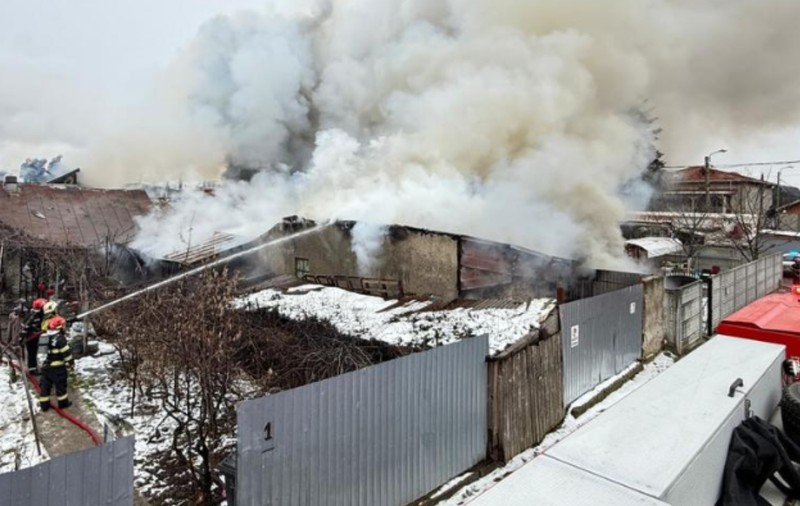 Incendiu puternic în București: ard mai multe case și anexe gospodărești