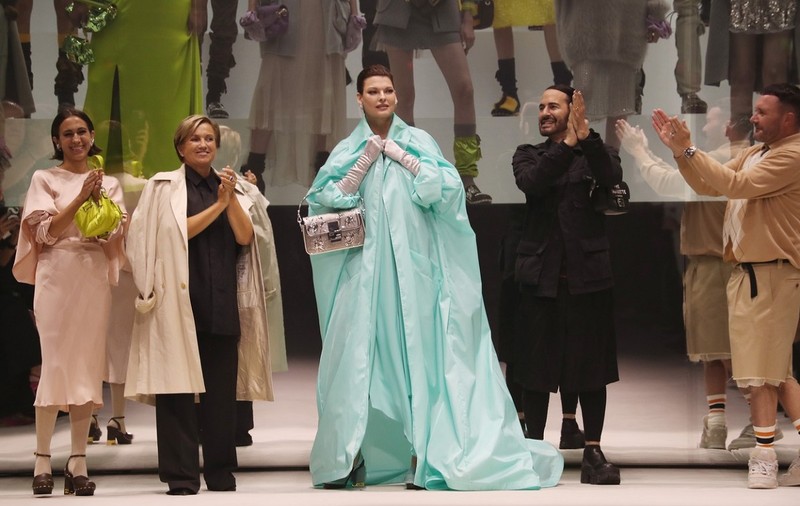 Linda Evangelista, din nou pe podiumul de modă, după ce a fost desfigurată de o procedură estetică. Fostul fotomodel a primit ropote de aplauze