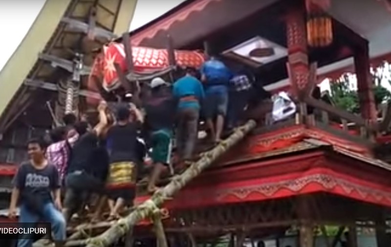 Incident neobișnuit în Indonezia. Un bărbat a murit strivit de sicriul mamei sale