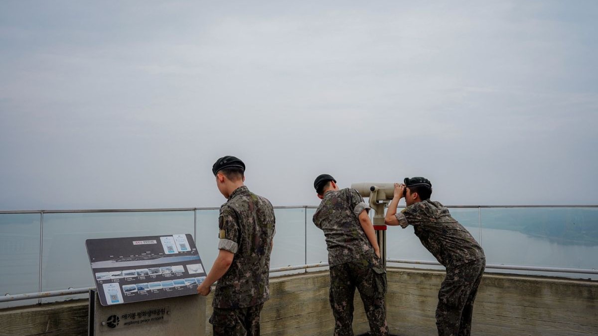 Mai mulți ofițeri militari sud-coreeni observă granița nord-coreeană de la Observatorul Jogang din Gimpo, Coreea de Sud,, iunie 2025
