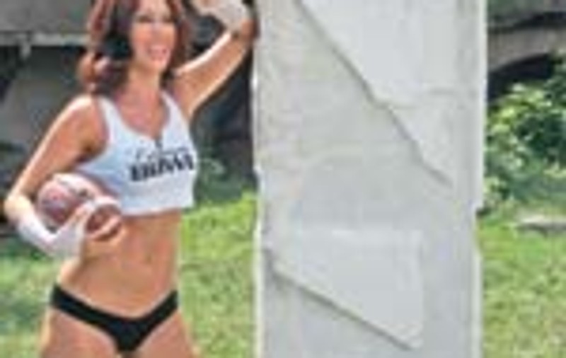 Joaca fotbal american in bikini