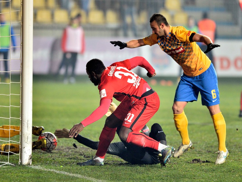 Eddy Harlem Gnohere inscrie un gol in poarta lui Peterson Pecanha cu toata opozitia lui Alexandru Tudose