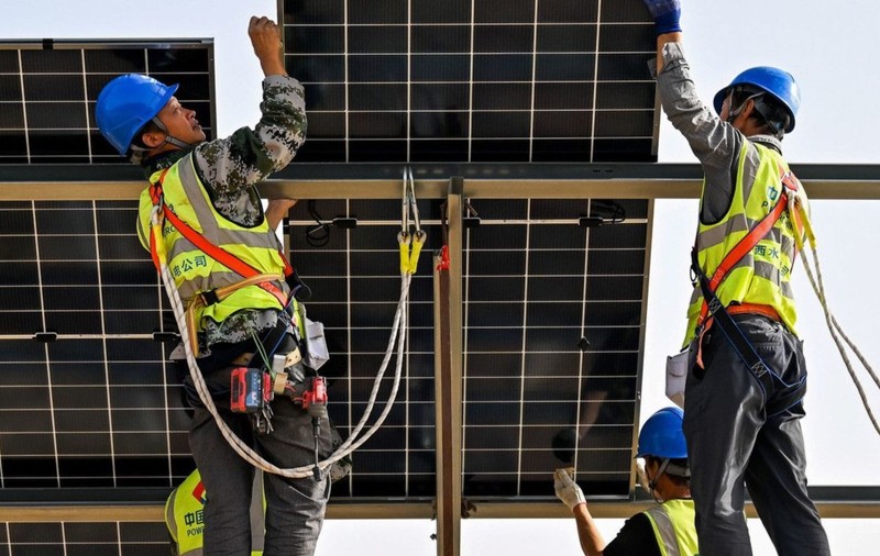 Mulți români au murit așteptând panourile fotovoltaice prin PNRR. Și Castelul Huniade sau Galeria Transilvaniei ar putea pierde finanțarea