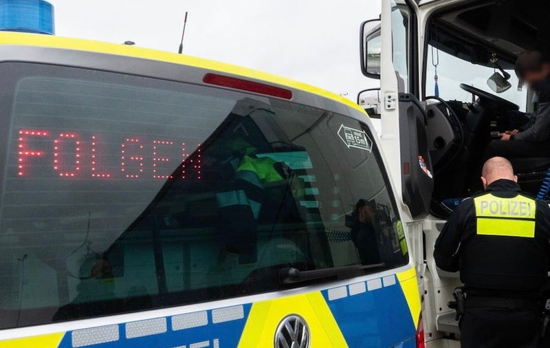 Camionul pe care-l conducea un român în Germania și în care transporta autoturisme a fost confiscat: „Pregătit de trimis la deșeuri”