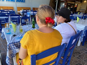 La terasele din Platamonas, bate vântul. Chiar dacă turiștii sunt extrem de puțini, patronii restaurantelor așează pe mese recipiente cu dezinfectanți. Controalele echipelor sanitare sunt foarte dese și urmăresc portul măștii și respectarea măsurilor de igienă