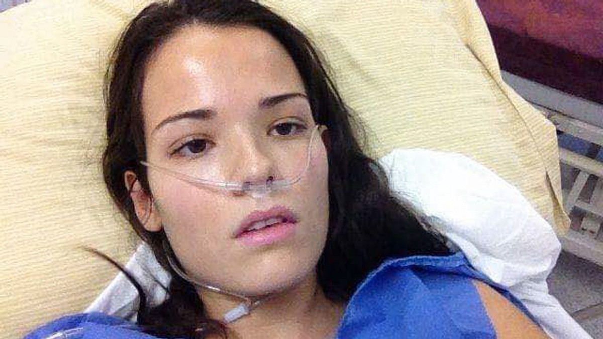 O tânără din Venezuela a paralizat din cauza contraceptivelor. Katrina Parra, paralizată, pe patul de spital