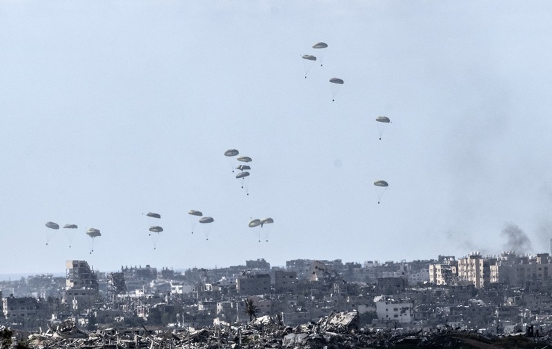 Cel puțin 5 oameni au murit în Fâșia Gaza, după ce ajutoarele umanitare parașutate din avion au căzut peste ei