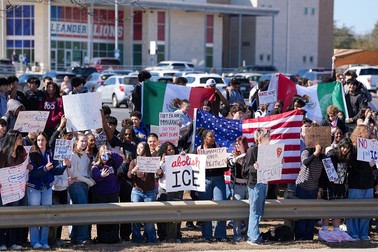 Elevii participă la un protest pașnic împotriva Agenției pentru Imigrare și Control al Vămilor din SUA și a politicilor de imigrare ale administrației Trump în fața liceului Leander din Leander, Texas. Foto: Profimedia Student Walkout Protest Against ICE Policies, Leander, Texas, USA - 04 Feb 2026,Image: 1072095645, License: Rights-managed, Restrictions: , Model Release: no