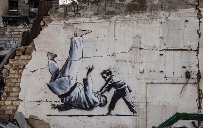 Banksy a pictat zidurile unui oraș distrus din Ucraina