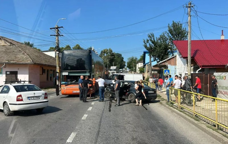 Accident între un autocar cu zeci de persoane la bord și două mașini, la Podu Iloaiei, în Iași