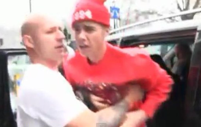 Ce nervos e ăsta mic când sunt găzile de corp lângă el! Justin Bieber s-a dat jos din maşină să bată un paparazzo! | VIDEO