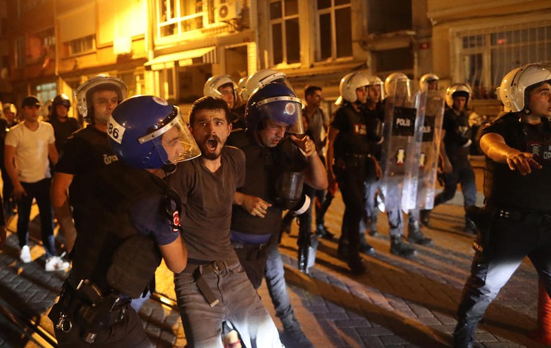 Proteste violente în Turcia. Polițiștii au folosit gaze lacrimogene și tunuri cu apă împotriva demonstranților / VIDEO