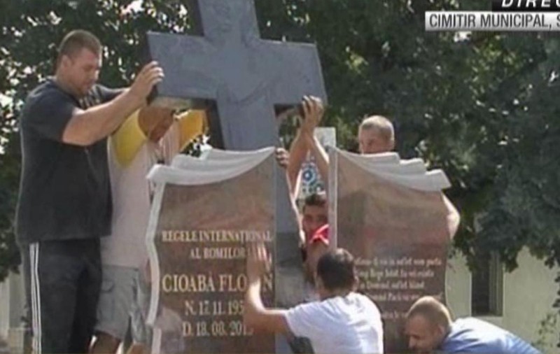 MESAJ EMOŢIONANT ÎN VERSURI scris de familie pe crucea "Regelui" Cioabă! FOTO