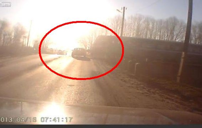 Un nou accident terifiant din Rusia! Uite cum SPULBERĂ un tren o maşină! | VIDEO