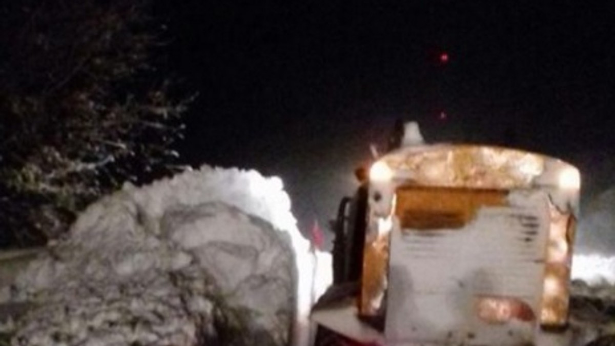 Mii de oameni dintr-un sat din Neamț sunt izolați din cauza drumului înzăpezit. O femeie însărcinată a fost transportată la spital cu șenilata
