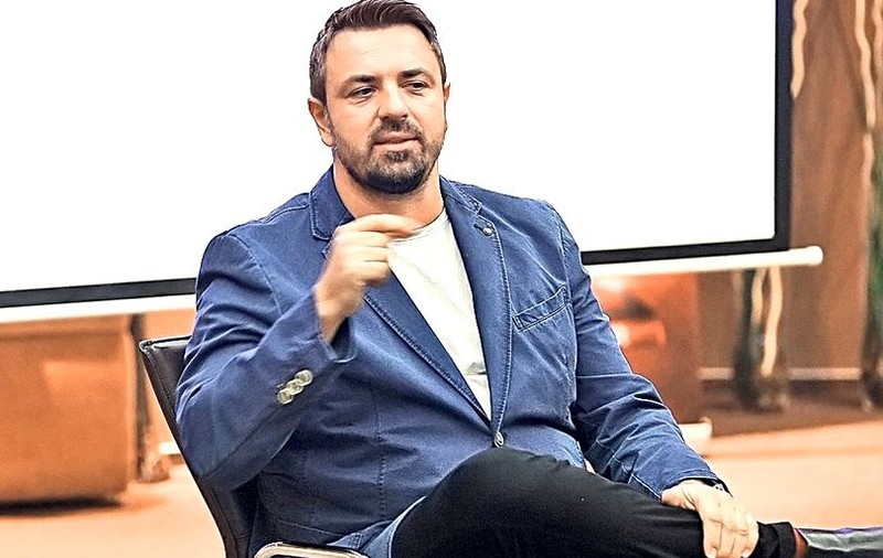 ȘTIREA MEA/ Horia Brenciu, slalom cu mașina printre pietoni, pe aleile unui parc. A condus cu 5 km/oră și și-a salutat fanii! (VIDEO)