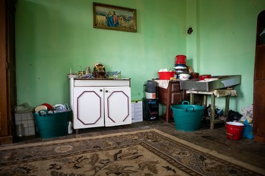 Într-un colţ al odăii, femeia a amenajat un loc pentru făcut brânza