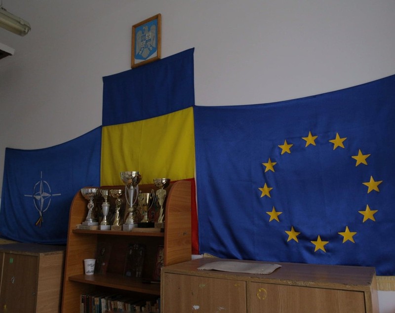 Povestea din spatele fotografiei cu copiii duși cu căruța la școală: puștii stau fără părinți, școala nu-i ajută cu microbuzul, iar unchiul se descurcă cum poate