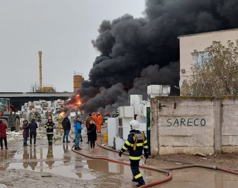 Incendiul de lângă Capitală e sub control, anunță ISU. A fost redus efectivul pompierior