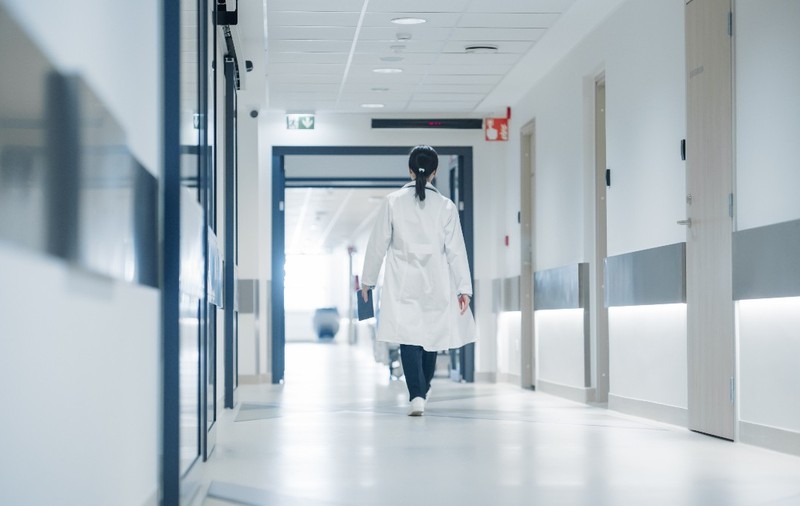 Un doctor care se află pe holul spitalului